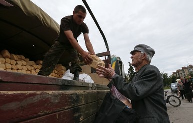Славянск немного накормили – за день раздали 35 тонн продуктов