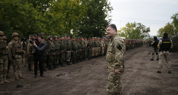 Порошенко посетил Славянск и наградил военных