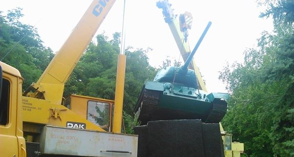 В Донбассе начали возвращать украденные танки-памятники