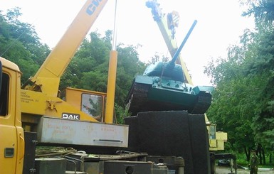 В Донбассе начали возвращать украденные танки-памятники