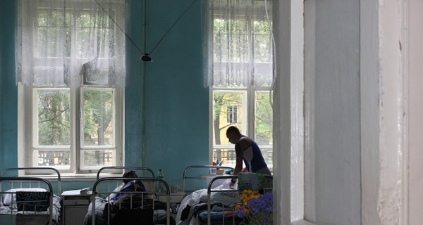 В Днепропетровске после свидания с раненым сыном у матери отказали руки и ноги
