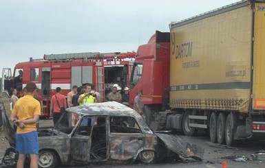 На трассе Киев-Чоп столкнулись два грузовика и две легковушки