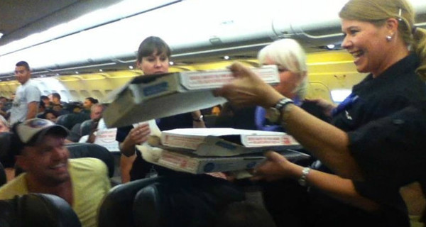 50 пицц для пассажиров самолета от американского пилота