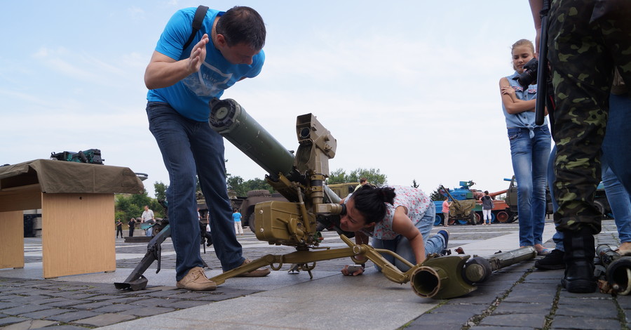 В Киеве организовали выставку оружия, которое изъяли на АТО