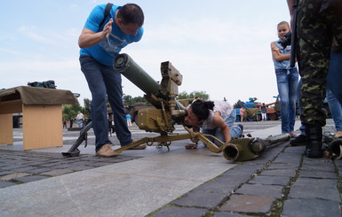 В Киеве организовали выставку оружия, которое изъяли на АТО