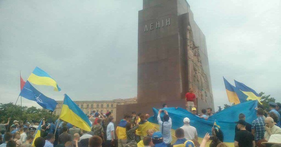В Харькове у памятника Ленину произошла потасовка между митингующими