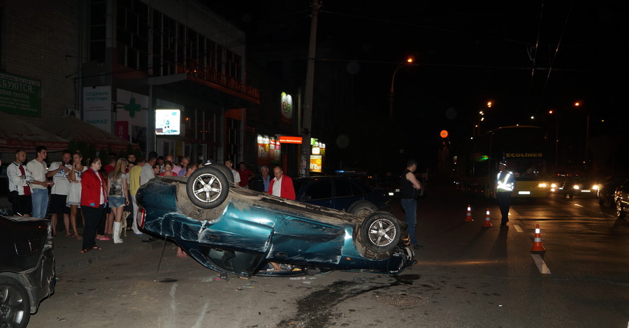 Авария в Киеве: один из автомобилей проделал 