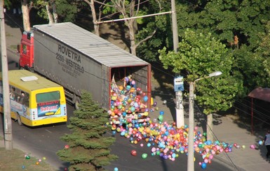 В Одессе цирковые грузовики засыпали улицы воздушными шарами