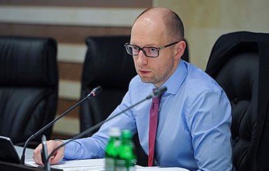 Яценюк потребовал изменить систему налогообложения до сентября