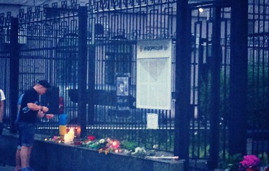 В Киеве к посольству России приносят цветы