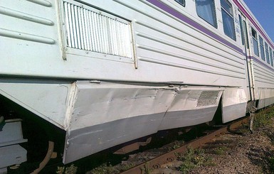 На Ивано-Франковщине автомобиль въехал в бок поезда