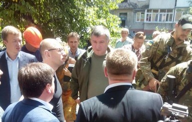 Яценюк приехал в разбитый Славянск и пообещал еще больше украинских телеканалов