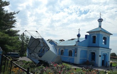 В Лубнах ветром сорвало купол церкви
