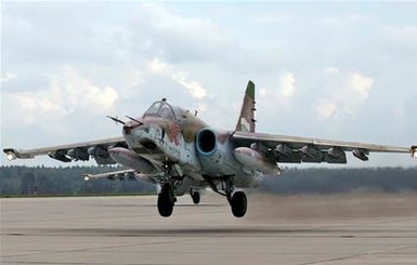 В зоне АТО украинский Су-25 попал под обстрел, но летчик посадил самолет