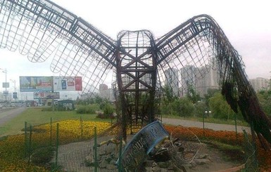 Киевляне собрали 2300 гривен на ремонт 6-метрового орла