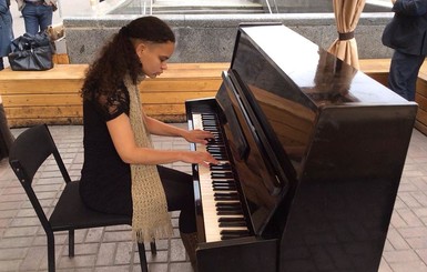 В киевском дворе появилось патриотическое пианино