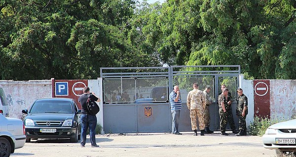 После взрывов в одесских военкоматах, у входов выставили вооруженных милиционеров