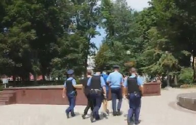 В Киеве неизвестные хотели забрать оружие у милиционеров