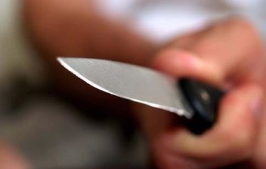 Два киевлянин за гостеприимство получил ножом в живот