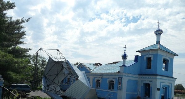Во время бури в Лубнах сорвало купол с церквушки