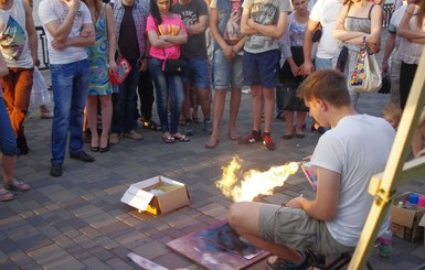 Днепропетровский студент рисует с помощью огня