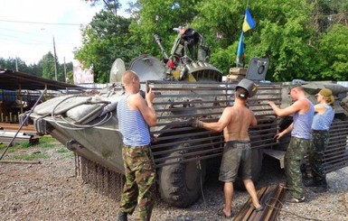 Украинские военные защищают технику 