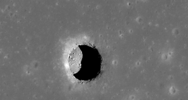 NASA предложила селить астронавтов в лунных пещерах