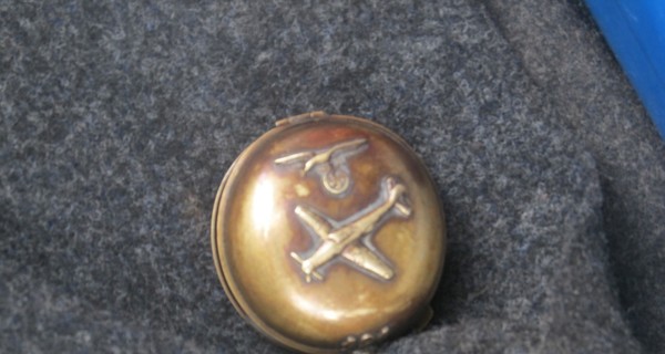 Французы пытались вывезти из Украины награды и часы с нацистской символикой