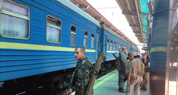 В Донбассе повредили несколько участков путей и обстреливают поезда