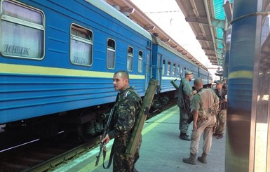 В Донбассе повредили несколько участков путей и обстреливают поезда