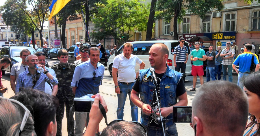 Одесские евромайдовцы окружили здание милиции, требуя выпустить активиста