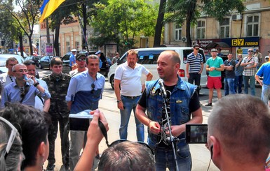 Одесские евромайдовцы окружили здание милиции, требуя выпустить активиста