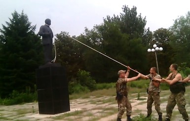 В Донецкой области повалили памятник Ленину