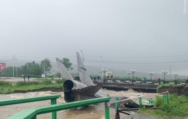 В Магадане ливень смыл в реку два самолета 