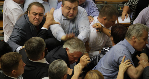 Драка в Раде: свободовцы накинулись с кулаками на Симоненко