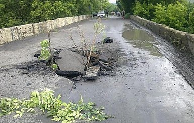 В зоне АТО повредили дорог на 1,8 миллиарда гривен