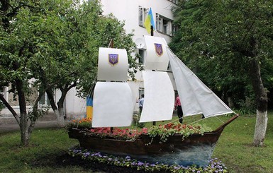 По киевской улице проплыл парусный корабль
