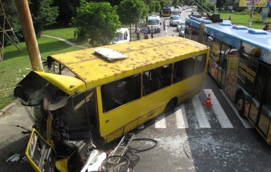 В Киеве водитель маршрутки покалечил 15 пассажиров