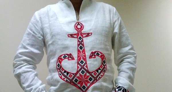 Вышиванка по-одесски: мастера выложили якорь украинским орнаментом