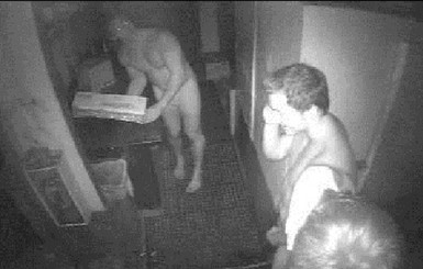 В США голые парни украли из кафе ящик гамбургеров