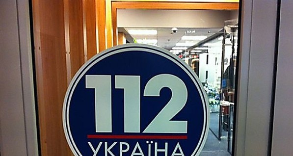 В здание телеканала 112 бросили коктейль Молотова