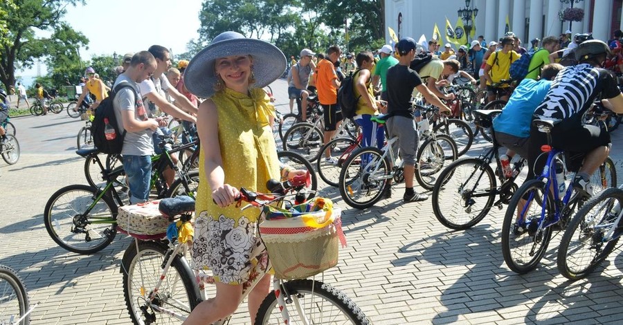 Велопробег в Одессе: велосипедистки в платьицах и зеленые колпаки