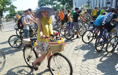 Велопробег в Одессе: велосипедистки в платьицах и зеленые колпаки