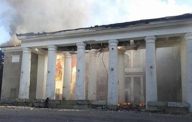 Соцсети: В Дебальцево сгорели дом культуры и АЗС