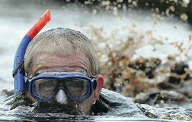 В Северной Ирландии прошли соревнования по плаванию в болоте