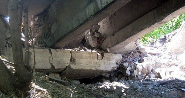 Ситуация в Донбассе: взорваны  мост и пути, в Луганск не ходят поезда