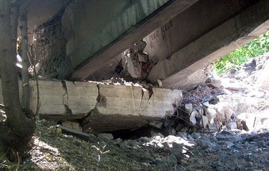 Ситуация в Донбассе: взорваны  мост и пути, в Луганск не ходят поезда
