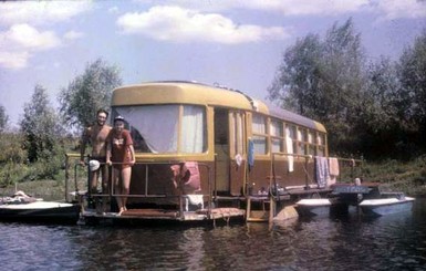 Народный умелец поставил на воду списанный трамвай 