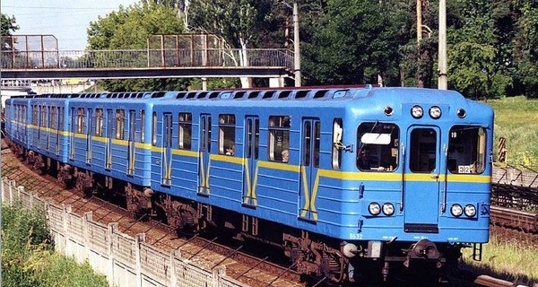 В Киеве 15-летний зацепер сорвался с поезда метро