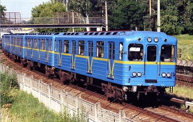 В Киеве 15-летний зацепер сорвался с поезда метро